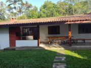 Casa com jardim e churrasqueira perto da praia