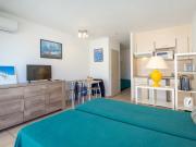 Studio 23 personnes près plage, climatisé, balcon, parking, WiFi, petit-déjeuner, Saint-Raphaël - FR-1-466A-37