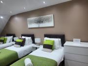 JDB Romford 5-Bedroom House with parking