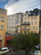 Studio Nice Le Palais, avec cuisine et espace repas séparés, dans immeuble niçois, Port de Nice, Vieux Nice, Place du pin et Garibaldi, Colline du château, à 2 minutes de la promenade des Anglais