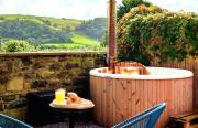 Spacious heated Yurt with Hot tub, 5 mins to beach