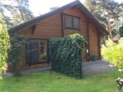 Houten chaletbungalow in het bos, sauna, jacuzzi