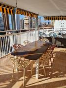 Gran terraza con vistas al mar y piscina