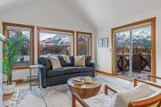 Attractive Downtown Condo! Hot Tub, Mountain Views managed by Little Sister Getaways