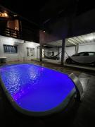 Casa com PISCINA, APENAS 350 metros da praia!