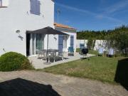 Maison avec terrasse, 400 m plage et centre, 2 chambres, parking privé, ménage inclus - FR-1-224B-542
