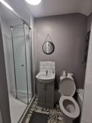 6 bedroom 6 Ensuite 1 min to M6 Jct 9 15 min to Bham