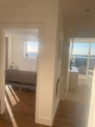 2BR 2BA Top Floor Penthouse Apartment in RG2 - Ideal for Business Travellers & Contractors, Free Parking & Sleeps Up To 6