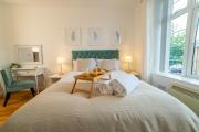 Vibrant City Centre - KING Bed, Entire Apartment Vibrant City Centre - KING Bed, Entire Apartment