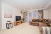 Stunning 2-Bed Apartment in Stevenage, Sleeps 5 with free Private Parking