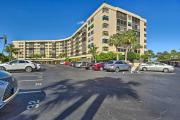 Less Than 1 Mi to Siesta Key Beach Condo with Pool