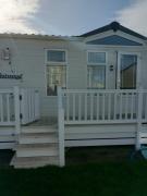Luxury 2 bedroom caravan with large decking Close to beach