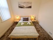 Large 3 Bed Flat, Free Parking-by Holiday Homes