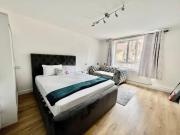Lovely 2BR Suite in Bow, E3