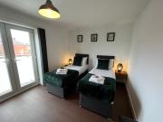 Stylish 2 Bed Riverside Flat, Single or Kingsize beds, Free Parking