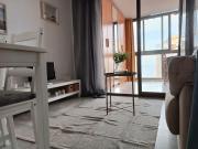 Apto con piscina y vistas al mar