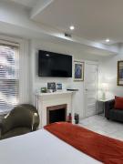 Large DUPLEX Apt 2Bdrm 1Den-Metro