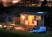 Nutkins Luxury Shepherd Hut with hot tub close to Lyme Regis
