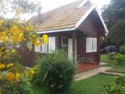 Chale de Madeira - Lareira e Fogueira---lindo gramado com mesa para café da manhã, churrasqueira e fogueira