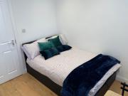 Self-contained flat on the 2nd floor you will share with one other guest, in a family house 2 minutes walk from TUFNELL PARK STATION 2nd floor with stairs