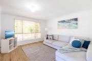 Pet friendly Driftwood Cottage, 1-28 Farm Rd - W-Fi, Air Con and ground floor