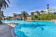 Across From Beach Resort-Style Galveston Condo