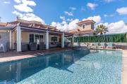 Comfortable family house with pool and jacuzzi