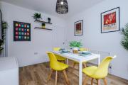 NEW! Stylish 2-bed home, in Chester by 53 Degrees Property, Ideal for Long Stays, Great location - Sleeps 6