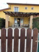 Appartamenti Teresa & Adele, 2 km dal mare, 2 bagni, giardino recintato, WIFI, posto auto