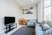 Modern flat in Moseley with Free Parking