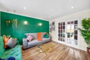 Designer House in Bristol - Hot Tub - Sleeps 10 Designer House in Bristol - Hot Tub - Sleeps 10