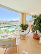 Bright apartment with terrace, pool and beach