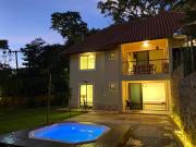 Chalé Novo - 4 quartos - 12 camas - Hidromassagem e Ar condicionado nos quartos - Cond Montserrat