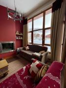 Confort et espace pour cet appartement Duplex de 100 m2 avec Grand Sejour expose Sud avec Cheminee, 4 chambres , Acces Direct aux Pistes de Ski et au Golf dans la residence Edenarc avec Piscine, Jacuzzi et Spa