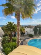 LE CALI, P2 Cabine dans une résidence avec piscine, vue mer et parking privé