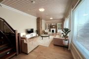 Stunning 5BR 16 Bed Home with Finnish Sauna & Jacuzzi 340 m2