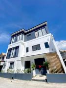 NEW Modern home near Airport, Beach and Fast Wi-Fi