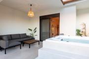Isla Luxury Apartments - Private Hot tub - 100m from beach