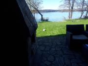 Dom nad jeziorem z linią brzegową