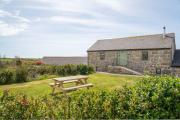 Naut Retreat, The Cart Lodge - Cosy cottage, walk to Porthcurno beach, Pedn Vouder & Minack Theatre