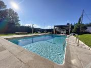 Un appartement 2 pièces dans une maison avec piscine et parking