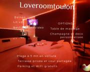 la loveRomantique chez loveroomtoulon, parking et wifi gratuits