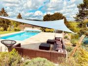 Appartement avec jacuzzi dans la chambre et piscine aux beaux jours