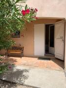 Studio en rez-de-jardin arboré avec accès piscine et clim