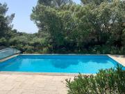 Studio en rez-de-jardin arboré avec accès piscine et clim