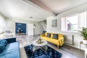 Contemporary 4 bedroom detached house with parking and city links Contemporary 4 bedroom detached house with parking and city links