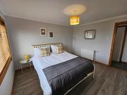 NO 40 - 3 bedwith smart tv FULLY FITTED KITCHEN, Spacious living accommodation, FREE PARKING - ideal for TRADES, reduction for LONG STAYS part of Langley Cottages and Apartments