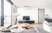 Modern Clayton apartment close to uni and hospital