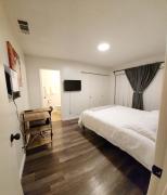 Centrally Located, 4x Queen, 300 MBPS Internet with Backyard!