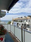 Moderno y amplio apartamento en el centro de Roses
